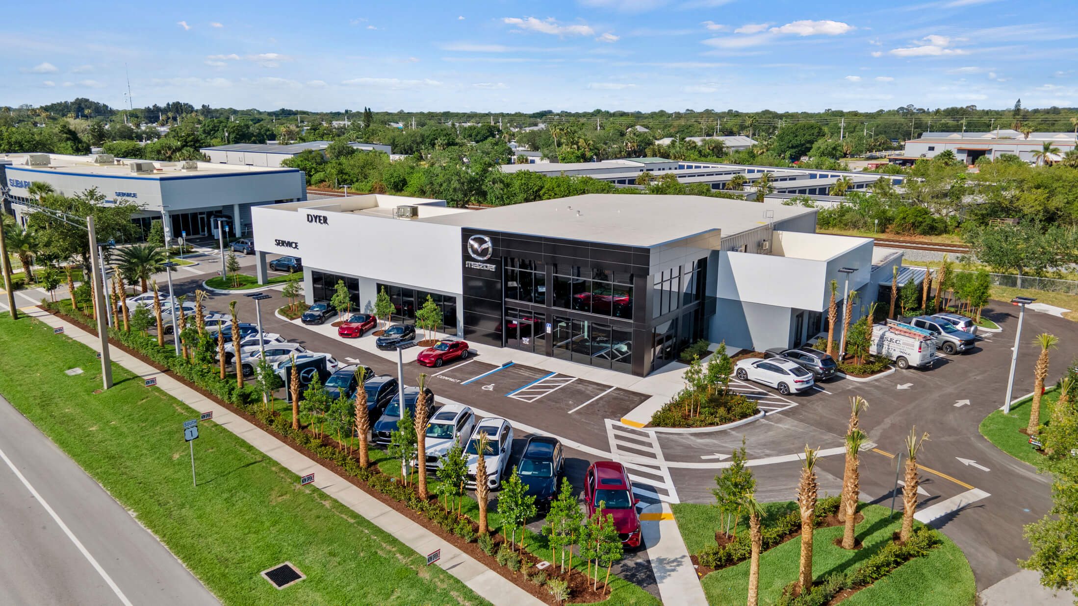  Fachada del concesionario Dyer Mazda Vero Beach